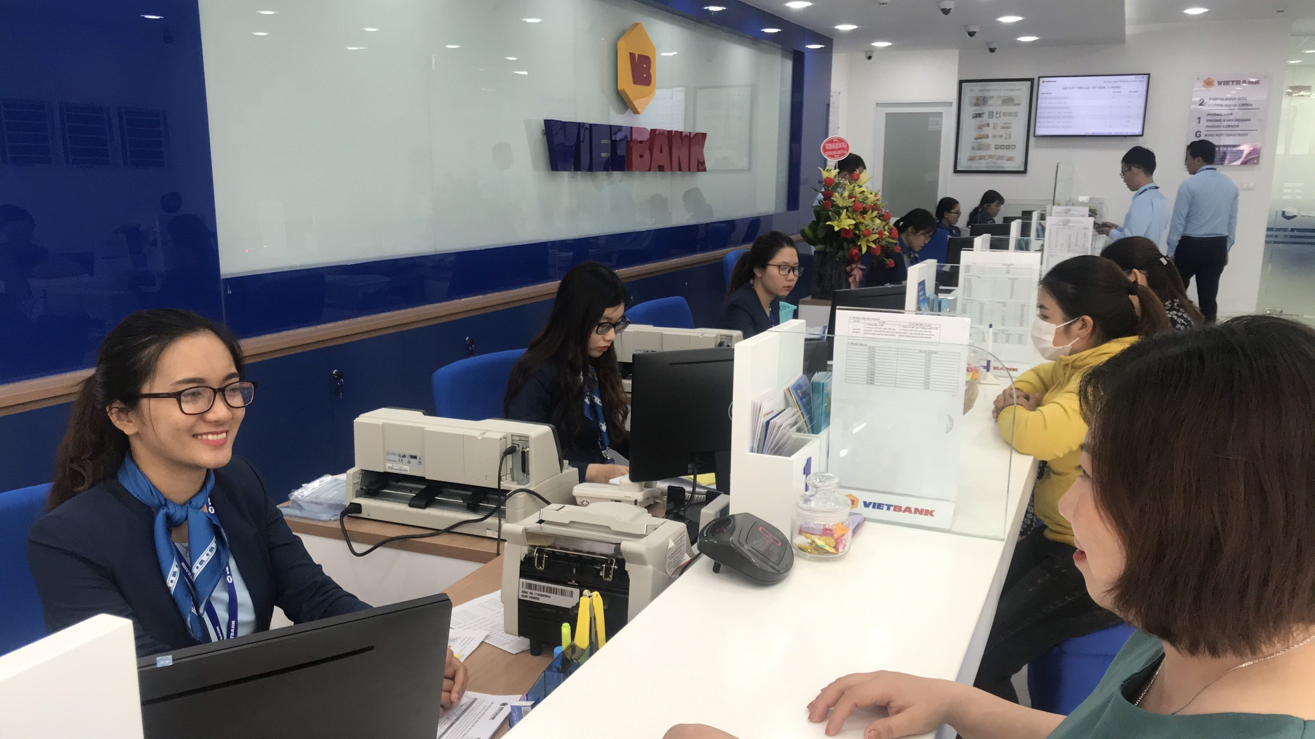Khách hàng giao dịch tại Vietbank chi nhánh Bình Định.