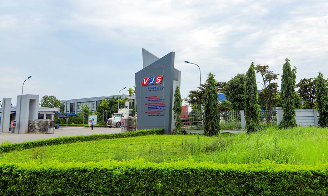 Là khu công nghiệp sinh thái đầu tiên do người Việt đầu tư, chiến lược phát triển xuyên suốt của Khu công nghiệp Nam Cầu Kiều là phát triển kinh tế gắn với bảo vệ môi trường.