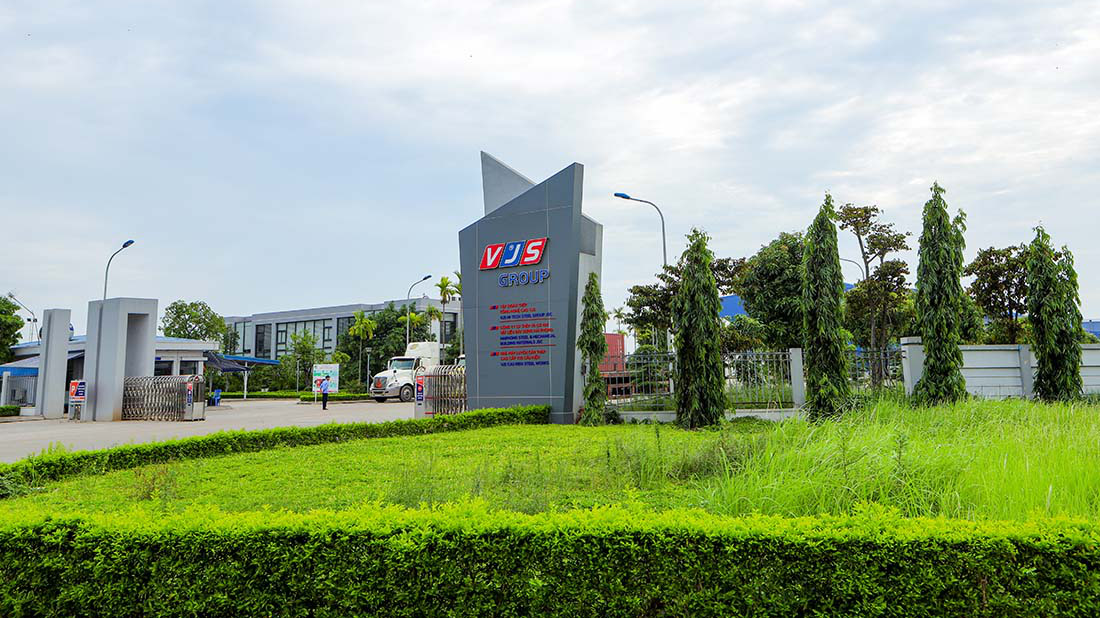 Là khu công nghiệp sinh thái đầu tiên do người Việt đầu tư, chiến lược phát triển xuyên suốt của Khu công nghiệp Nam Cầu Kiều là phát triển kinh tế gắn với bảo vệ môi trường.