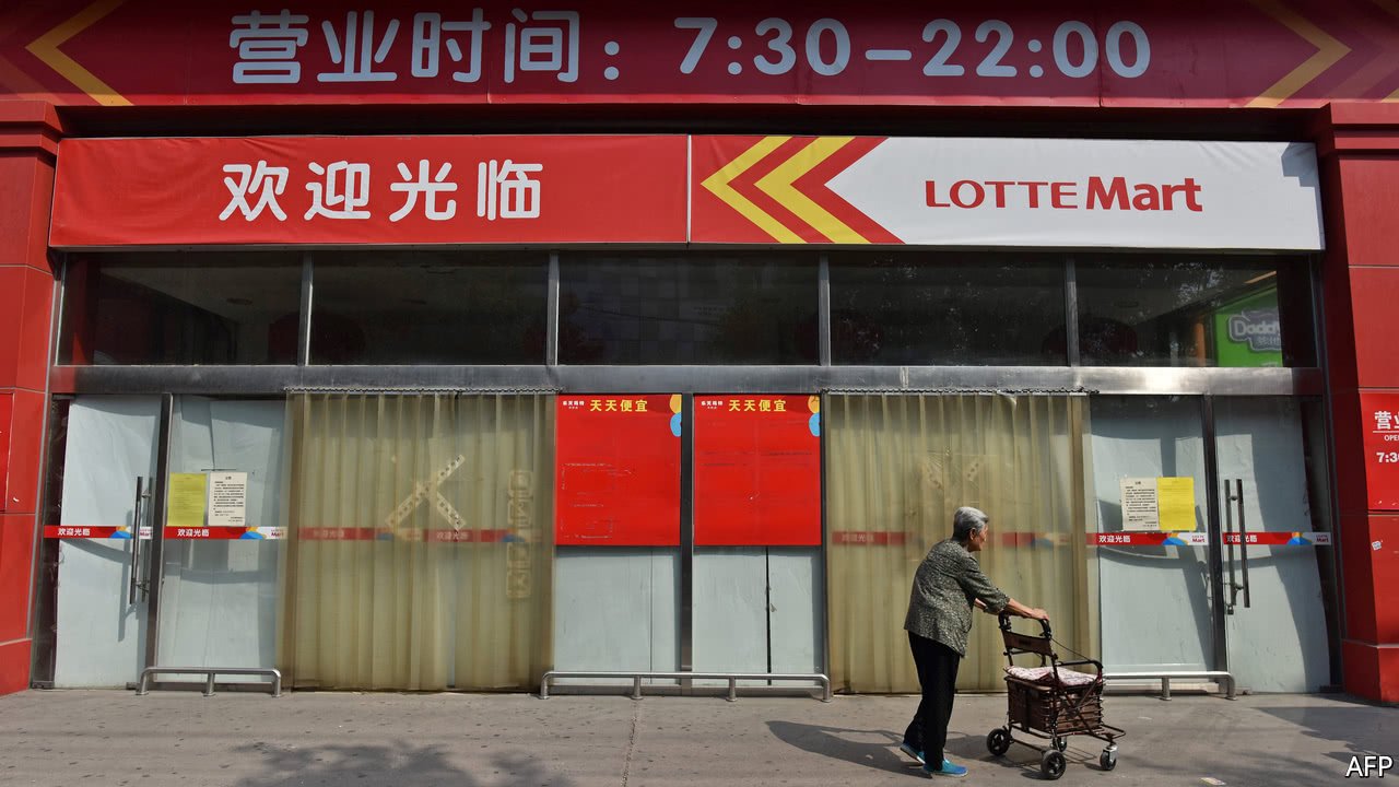 Lotte Group chịu &aacute;p lực lớn từ l&agrave;n s&oacute;ng tẩy chay của người ti&ecirc;u d&ugrave;ng Trung Quốc v&agrave;o năm 2016 - 2017 - Ảnh: AFP