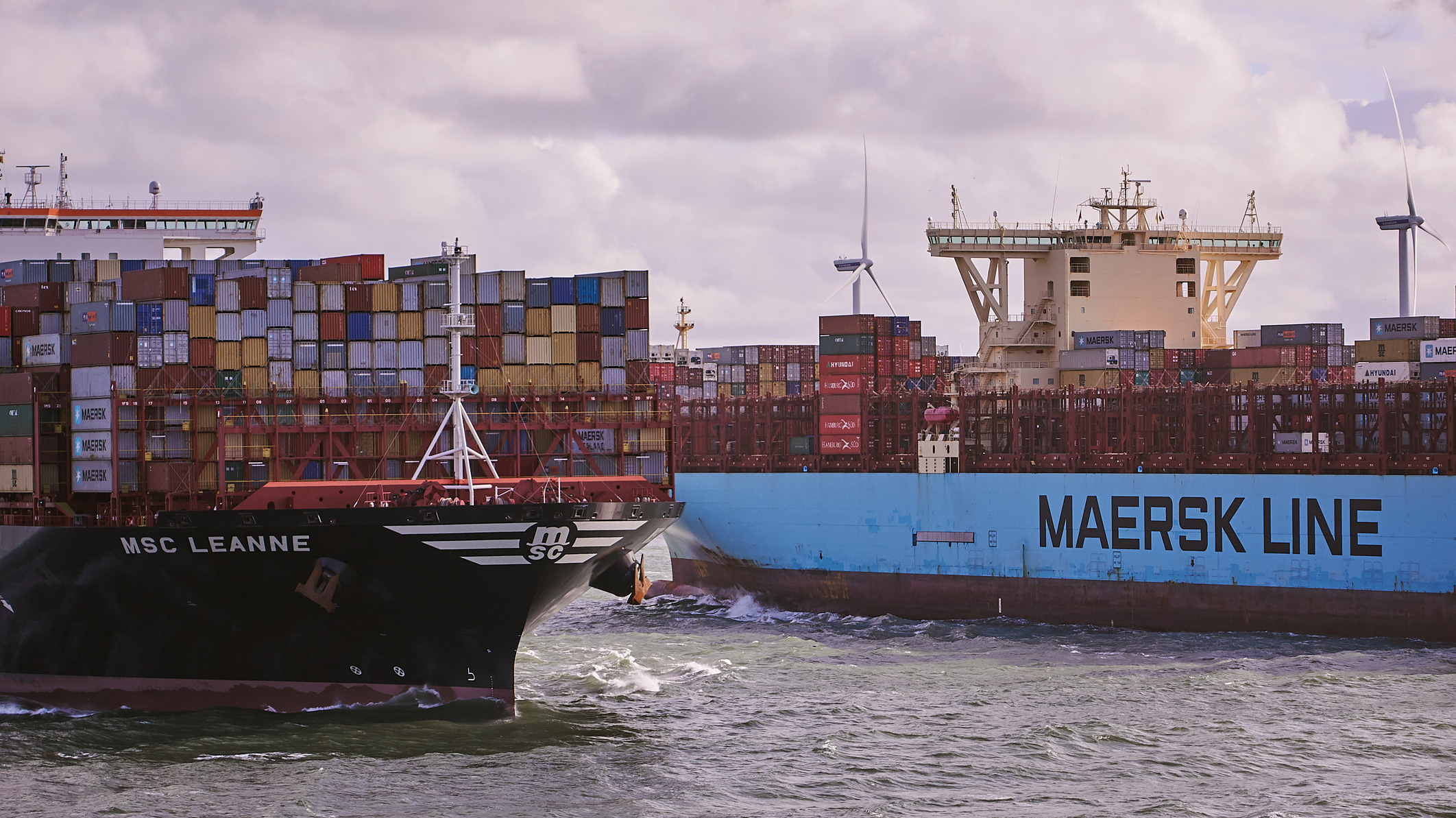 Đại dịch Covid-19 và sự cố tắc kênh đào Suez khiến ngành vận tải biển rơi vào cuộc khủng hoảng chưa từng thấy - Ảnh: AFP