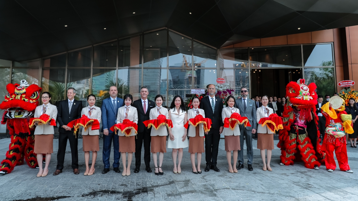 Không đơn giản chỉ là một tòa nhà mẫu, Grand Marina Gallery còn là nơi trưng bày những tác phẩm nghệ thuật đắt giá hiếm có và các vật phẩm hàng hiệu cao cấp độc đáo của thế giới và Việt Nam.