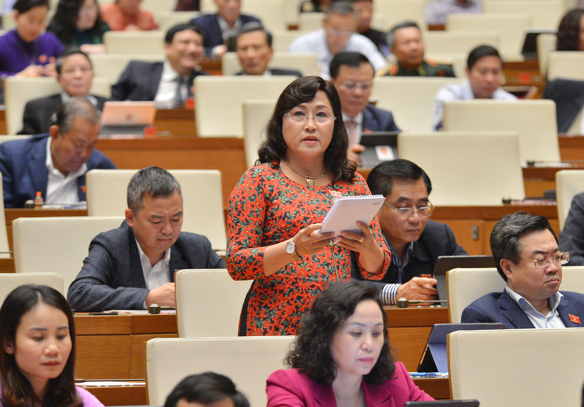 Đại biểu Nguyễn Thị Kim Bé phát biểu tại hội trường ngày 29/3 - Ảnh: Quochoi.vn