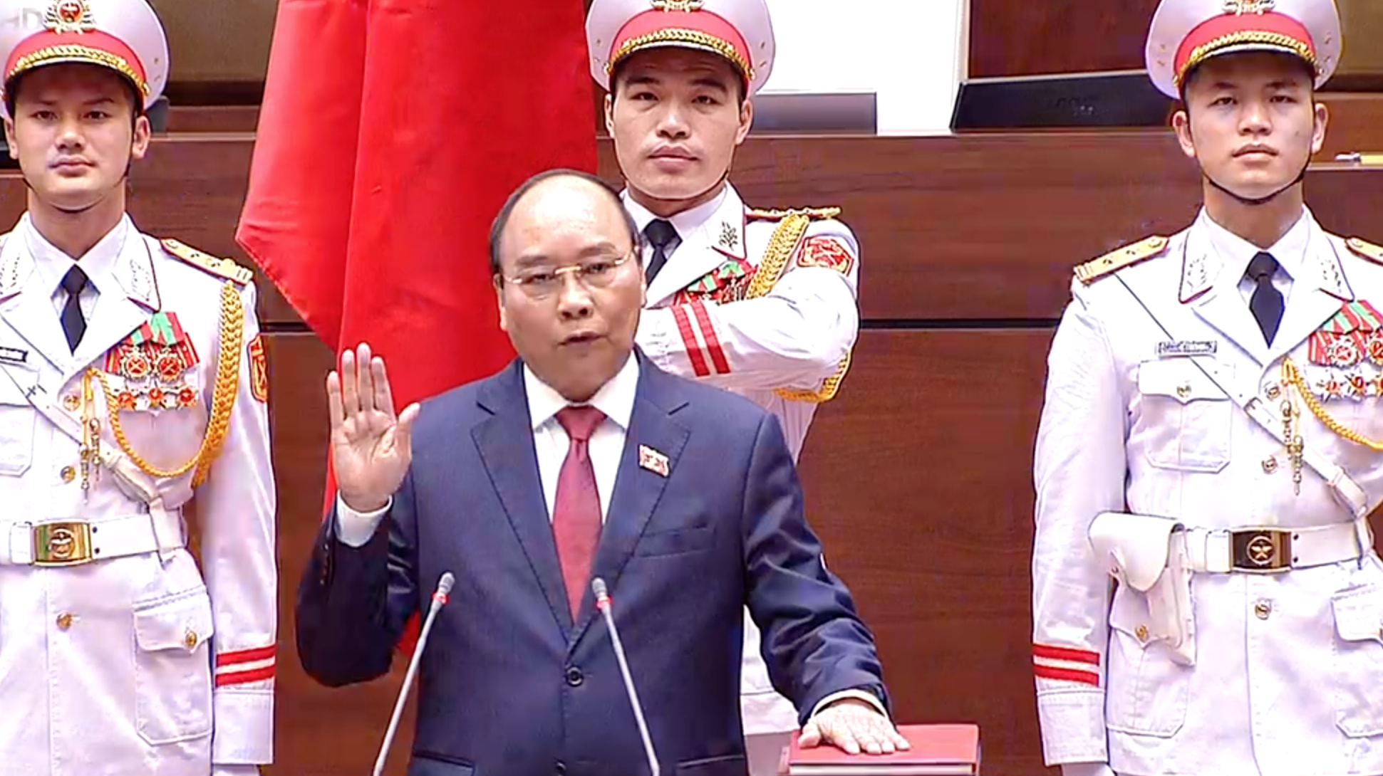 Tân Chủ tịch nước Nguyễn Xuân Phúc tuyên thệ - Ảnh: VTV