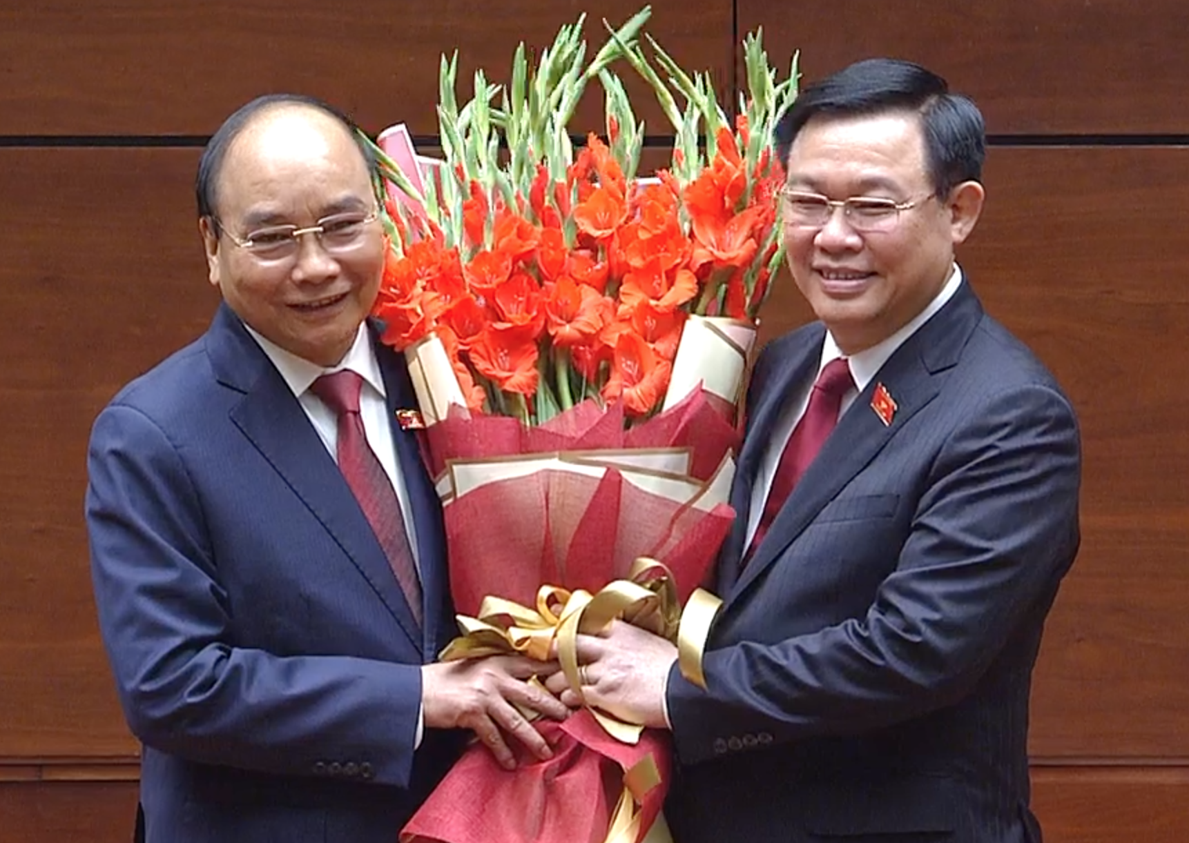 Chủ tịch Quốc hội Vương Đình Huệ tặng hoa chúc mừng tân Chủ tịch nước Nguyễn Xuân Phúc - Ảnh: VTV