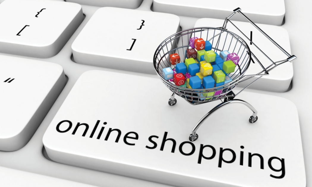 Người dùng tìm hiểu thông tin sản phẩm trước khi mua sắm online. Ảnh minh họa