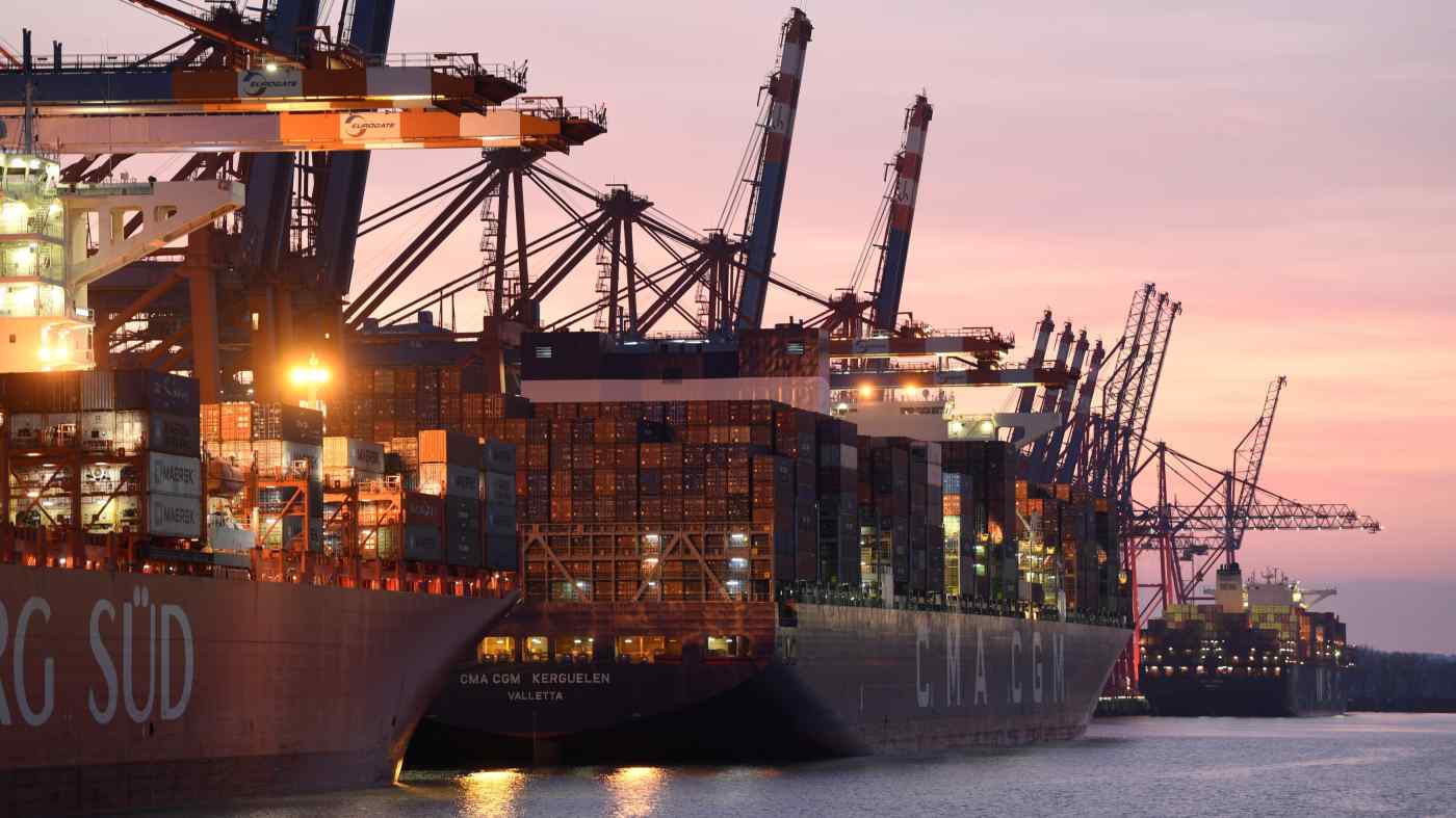 Sự cố k&ecirc;nh đ&agrave;o Suez g&oacute;p phần khiến gi&aacute; cước vận tải biển tăng vọt - Ảnh: AFP