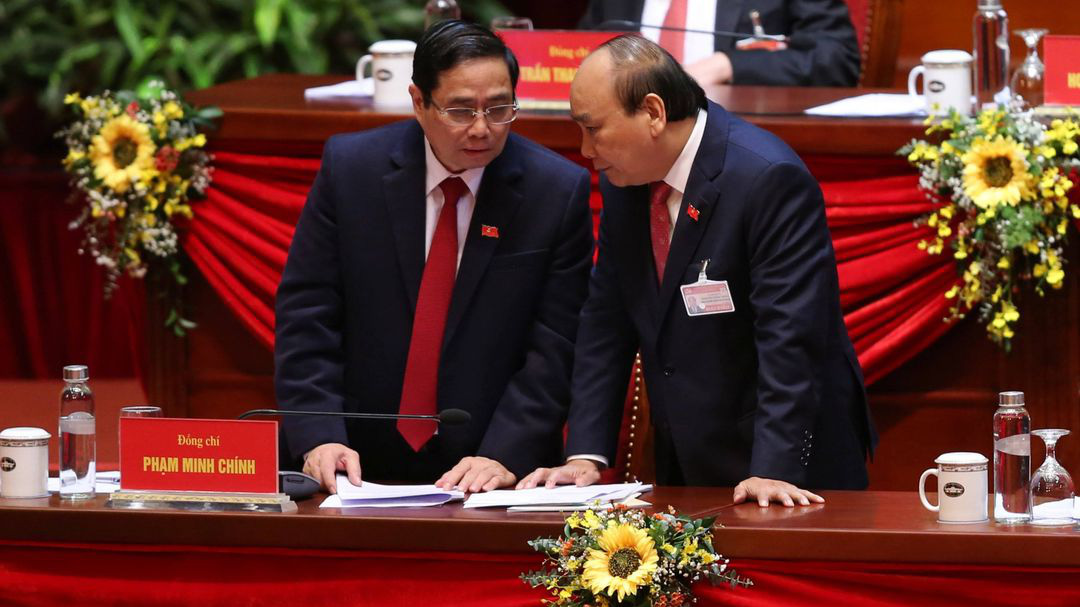 Ông Phạm Minh Chính, Trưởng ban Tổ chức Trung ương (trái) và Thủ tướng Nguyễn Xuân Phúc tại Đại hội 13 - Ảnh: Thanh Niên