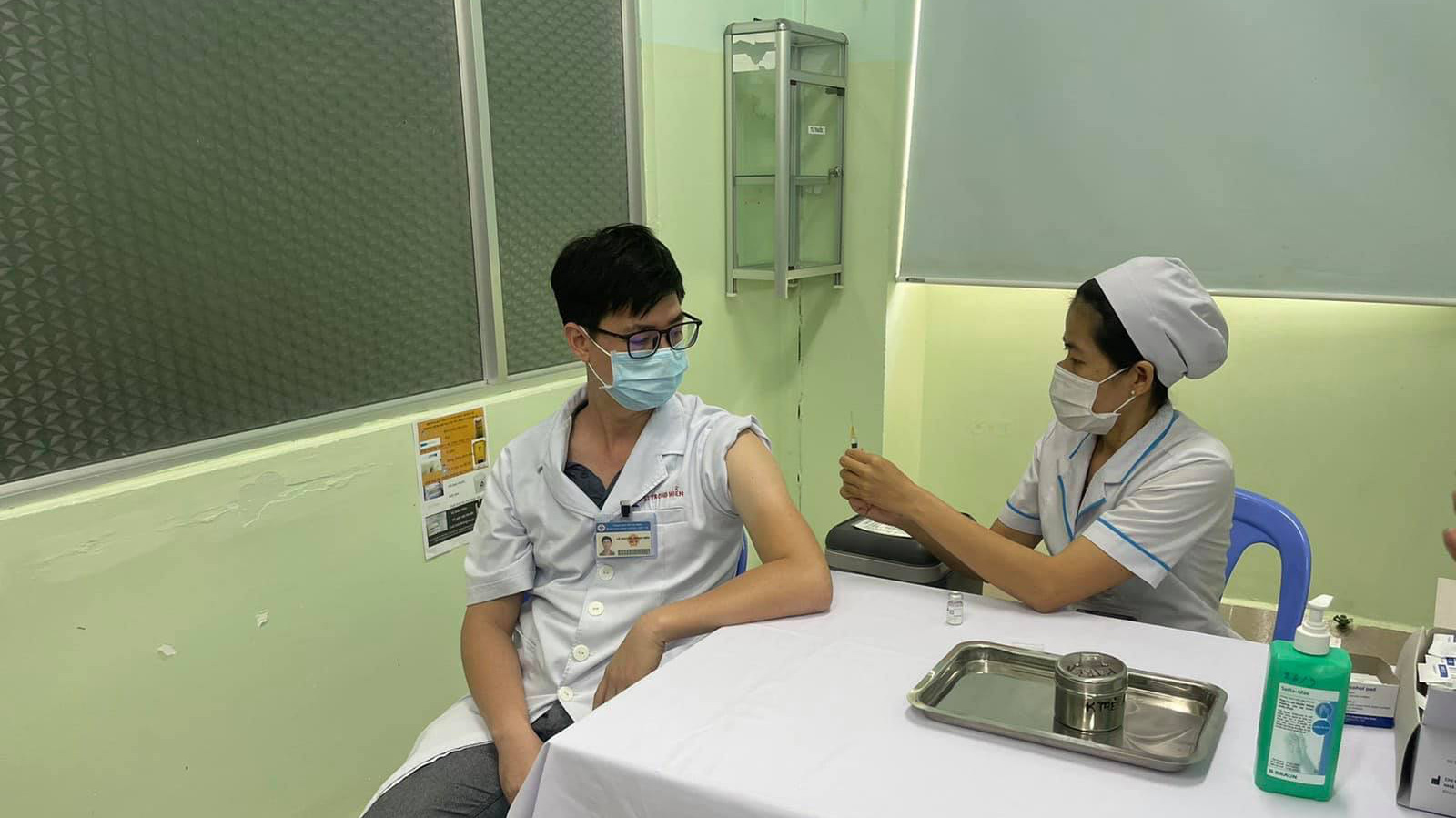 Nhân viên y tế Tp.HCM được tiêm vaccine Covid-19 trong sáng 26/3. Ảnh - Minh Thư. 