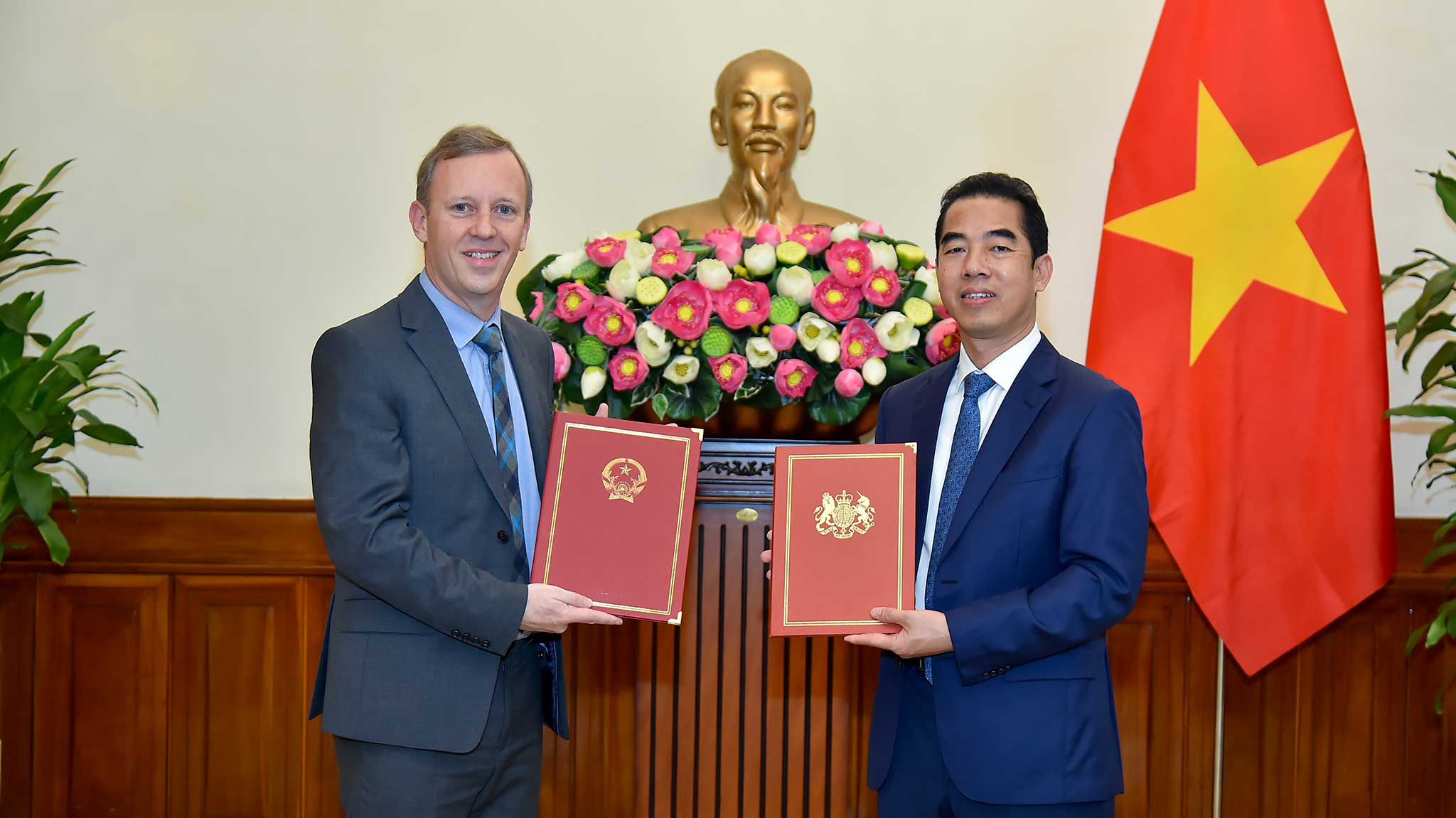 Thứ trưởng Ngoại giao Tô Anh Dũng và Đại sứ Anh tại Việt Nam Gareth Ward tại Lễ trao đổi Công hàm - Ảnh: Bộ Ngoại giao