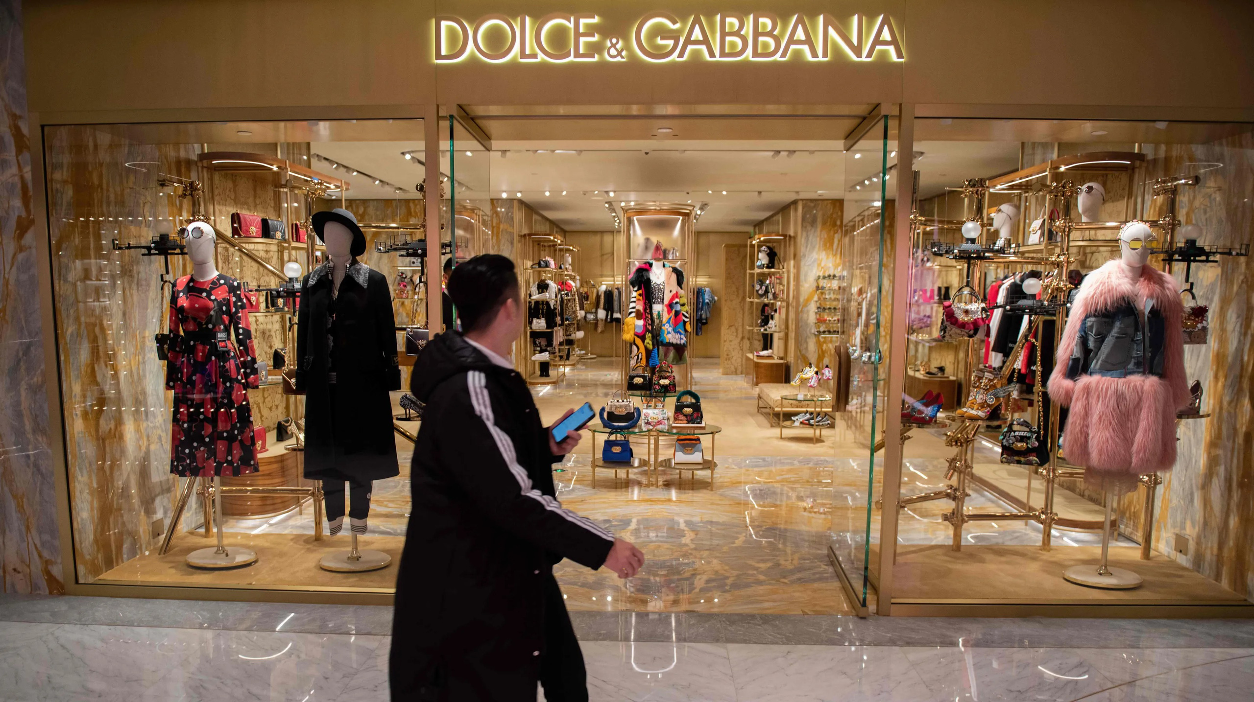 Dolce&Gabbana từng bị tẩy chay vì clip quảng cáo có hình ảnh một cô gái châu Á ăn pizza và mỳ Ý bằng đũa với hàm ý coi thường và chế giễu văn hóa.