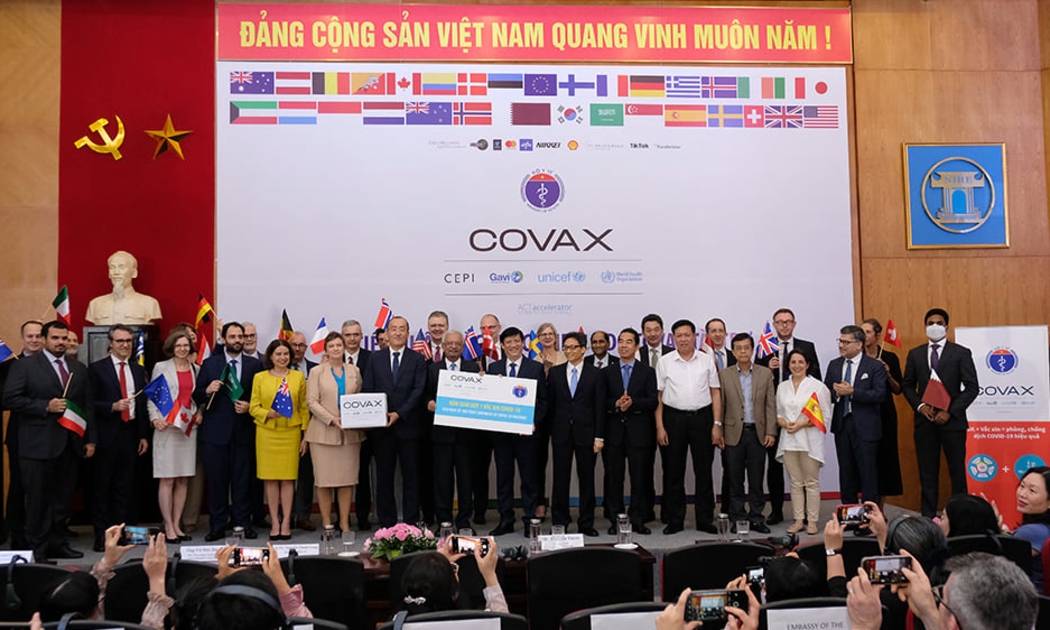 Lễ tiếp nhận 811.200 liều vaccine Covid-19 chiều 1/4. Ảnh - Trần Minh.