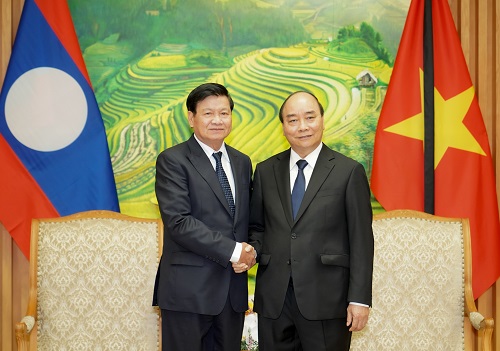 Ông Nguyễn Xuân Phúc - dưới cuơng vị Thủ tướng Chính phủ tiếp Thủ tướng Lào Thongloun Sisoulith vào tháng 8/2020 - Ảnh: VGP