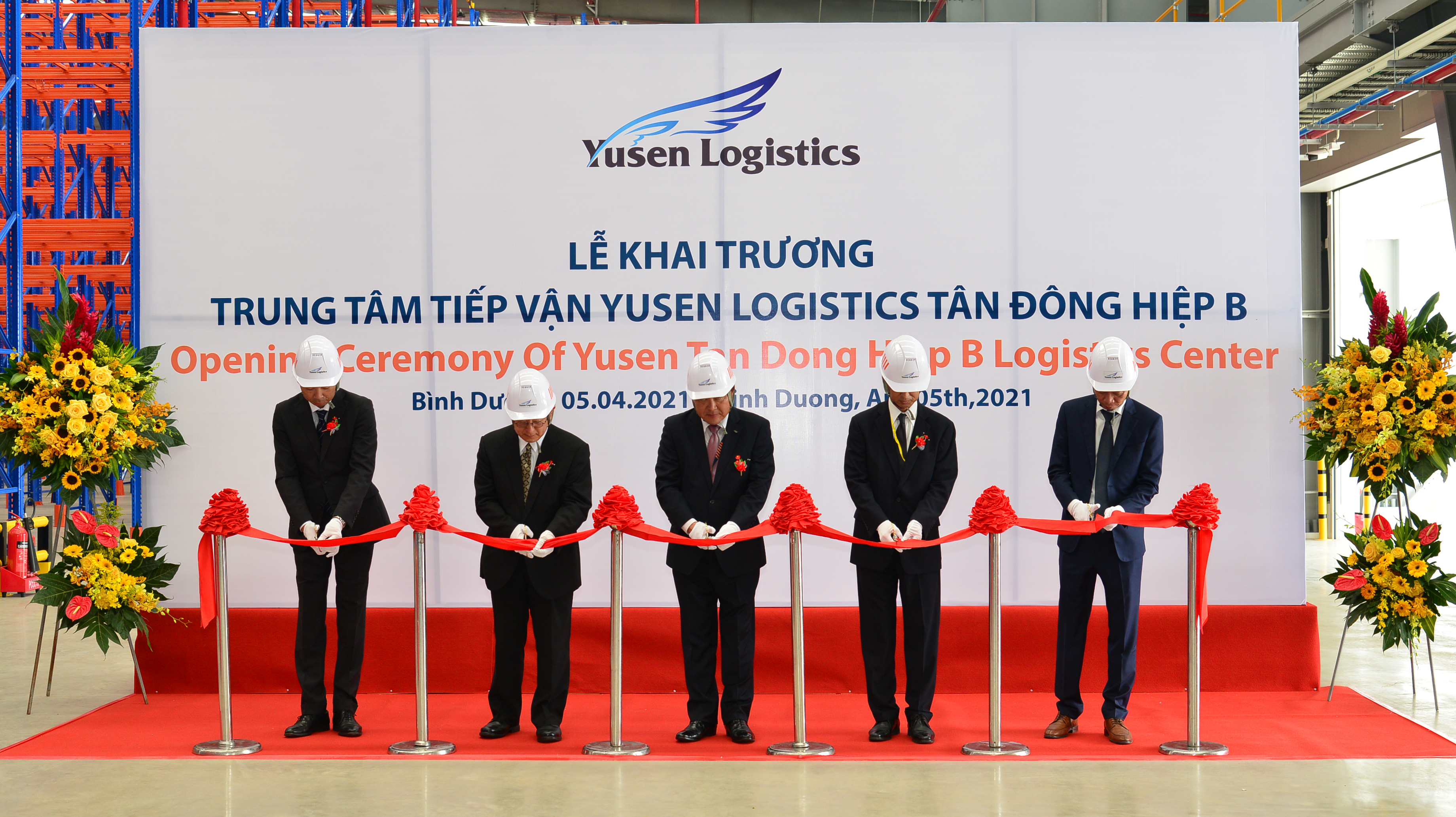Lãnh đạo Yusen cắt băng khai trương Trung tâm Tiếp vận mới tại Bình Dương.