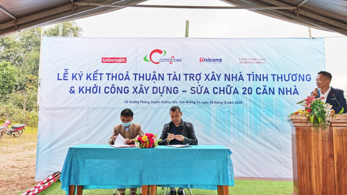 Đại diện ký kết thỏa thuận xây dựng và sửa chữa 20 căn nhà giữa ông Phan Ngọc Long - Phó bí thư Đảng Ủy, Chủ tịch Ủy Ban Nhân Dân Xã Hướng Phùng (bên trái) và ông Bolat Duisenov - Chủ tịch Hội đồng Quản trị công ty xây dựng Coteccons (bên phải).