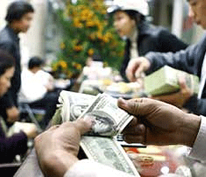 Người dân bán ngoại tệ tại một điểm trên phố Hà Trung (Hà Nội) - Ảnh: LĐ.