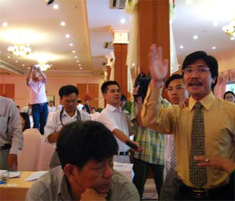 Cảnh rối ren tại Đại hội cổ đông BBT mới đây. Người mặc áo vàng bên phải là ông Tạ Xuân Thọ.