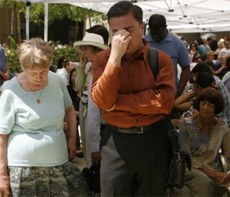 Khách hàng của IndyMac đứng chờ rút tiền hôm 14/7.