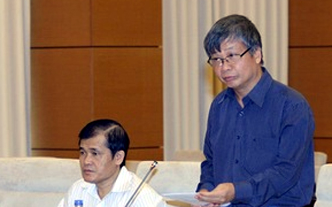 Thứ trưởng Nguyễn Thế Phương (người đứng) ấp úng trả lời nhiều câu hỏi của Uỷ ban Thường vụ Quốc hội.