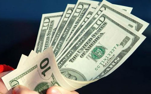 Chênh lệch giữa giá bán ra - mua vào đã doãng rộng tới 100 - 170 VND, 
khoảng cách thường chỉ có ở thời điểm thị trường biến động mạnh, giá 
giảm quá sâu và nhanh khiến các ngân hàng thận trọng trước rủi ro.