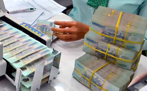 Nếu quá lạm dụng vốn “bóc ngắn cắn dài”, đặc biệt trong thực tế một 
lượng vốn lớn đã cho vay đi mà không/chưa thu hồi về được trong nợ xấu, 
càng chất thêm rủi ro thanh khoản tiềm ẩn.