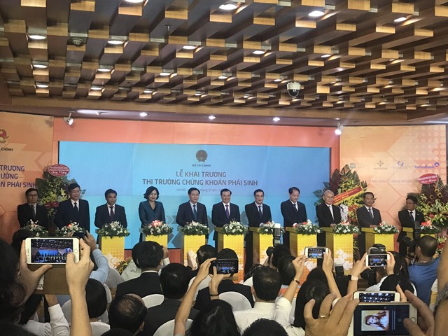 Phó thủ tướng Vương Đình Huệ và các quan chức cùng bấm nút khai trương thị trường chứng khoán phái sinh Việt Nam - Ảnh: Quang Phúc.