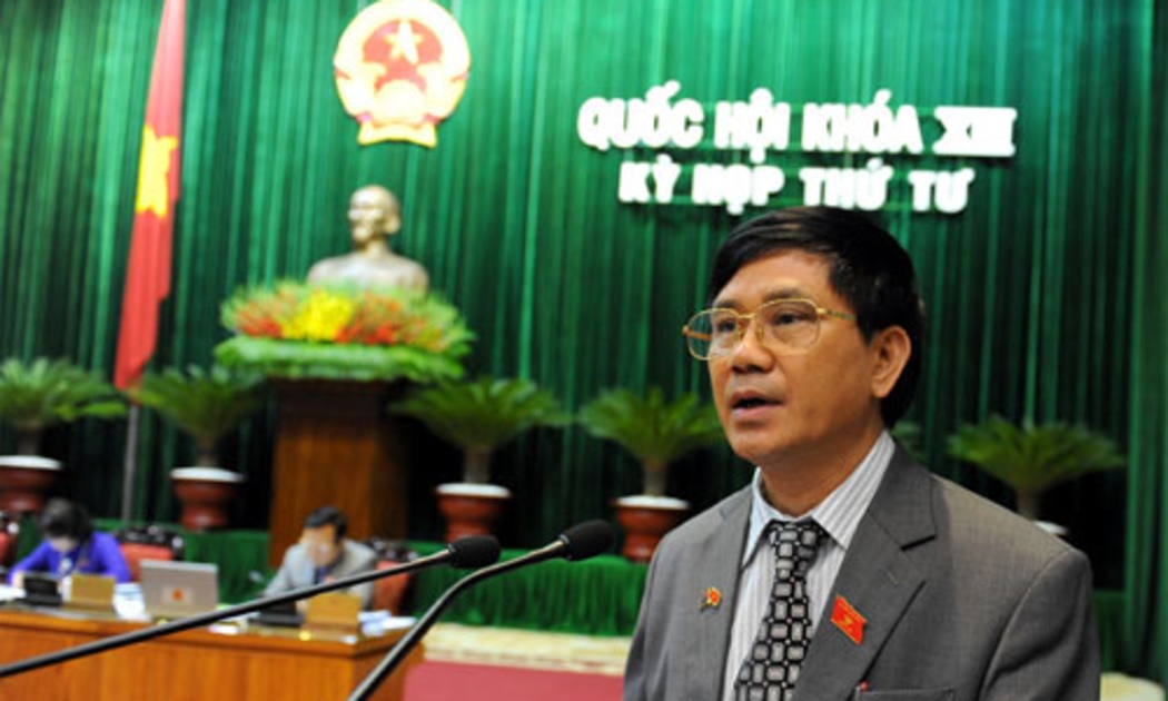 Chủ nhiệm Ủy ban Tư pháp Nguyễn Văn Hiện trình bày báo cáo thẩm tra về công tác phòng chống tham nhũng tại phiên khai mạc kỳ họp thứ 4 của Quốc hội - Ảnh: TN.