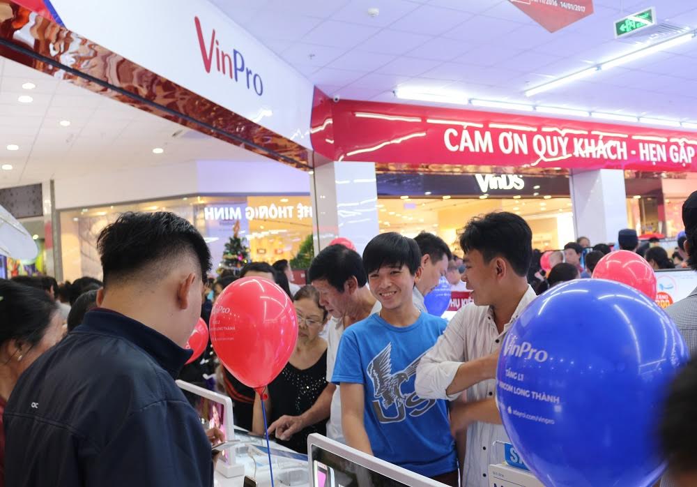 Được triển khai tới tận các huyện thị trên toàn quốc, các trung tâm Vincom+ được bố trí theo mô hình “một điểm đến - nhiều lựa chọn”, nhằm đáp ứng các nhu cầu thiết yếu, từ mua sắm các nhu yếu phẩm, đồ gia dụng, hàng công nghệ, thời trang, cho đến nhà hàng ẩm thực và khu vui chơi giải trí.
