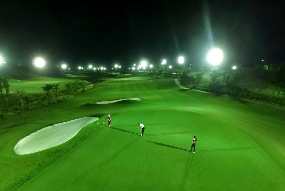 Golf thủ tại Bà Nà Hills Golf Club có thể mở màn hay kết thúc trận đấu bất kỳ lúc nào tùy thích, dù là ban ngày hay ban đêm, nhờ hệ thống đèn chiếu sáng toàn diện theo chuẩn quốc tế.