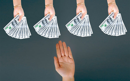 Với những người trong cuộc, hàng ngày đối mặt với từng đồng vốn vào ra ở
 các ngân hàng thương mại, chịu trách nhiệm với đồng vốn của cổ đông, họ
 cho rằng, Ngân hàng Nhà nước và các bộ ngành cần giải quyết những bất 
cập hiện nay để khơi thông bế tắc của tín dụng.