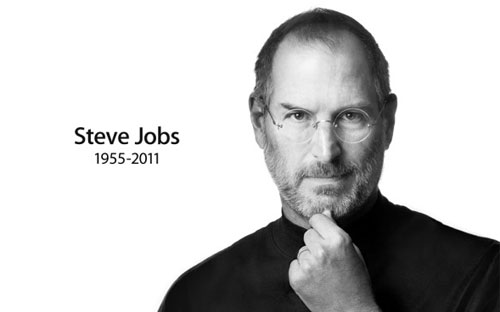 Để tưởng niệm một năm ngày mất của Steve Jobs, hôm 5/10, Apple đã phát trên trang 
chủ của mình một đoạn video ghi lại những hình ảnh và khoảnh khắc đáng 
nhớ nhất của vị CEO huyền thoại cùng những câu nói của ông.<br><br>“Giá trị của chúng tôi bắt nguồn từ Steve và tinh thần của ông sẽ mãi mãi là nền tảng của Apple. Chúng tôi chia sẻ đặc quyền và trách nhiệm to lớn để mang di sản của Steve Jobs đến tương lai”, Tim Cook, CEO đương nhiệm của Apple, viết trong bức thư gửi đến những người yêu mến
