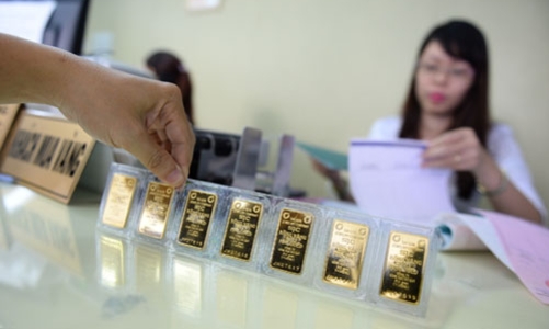 Vàng chuyển mạnh thành tiền, giao dịch vàng miếng tại Việt Nam sụt mạnh
