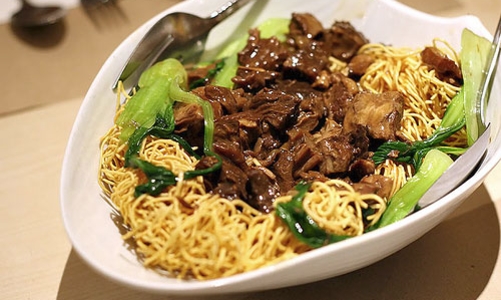 Tại sao mì Vifon không thể “ồn ào” như các đối thủ?