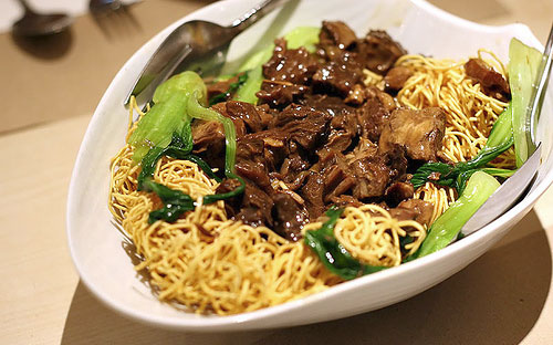 Khác với các đối thủ mới nổi hiện nay, Vifon đã thành công khi định vị 
là thương hiệu dẫn đầu trên phân khúc các sản phẩm ăn liền sử dụng 
nguyên liệu từ gạo.