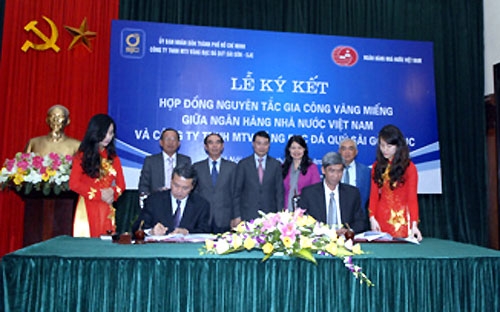 Theo hợp đồng, Ngân hàng Nhà nước sẽ thực hiện sản xuất vàng miếng SJC từ nguồn vàng nguyên liệu của Ngân hàng Nhà nước thông qua việc yêu cầu SJC gia công vàng miếng.
