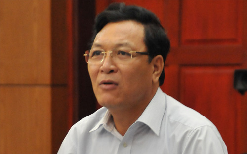 Bộ trưởng Phạm Vũ Luận cho biết sẽ cũng với các bộ liên 
quan ban hành lại thông tư quản lý xuất bản phẩm liên quan đến giáo dục 
và dựng hàng rào kỹ thuật với sách trong nhà trường.