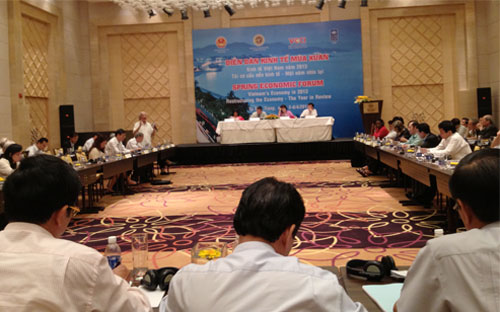 Được <a href="http://vneconomy.vn/2013040506415228P0C9920/de-an-tai-co-cau-kinh-te-nen-duoc-lam-lai.htm">khởi động từ ngày thứ nhất của Diễn đàn Kinh tế Mùa xuân 2013</a> đang
 diễn ra tại Nha Trang, các tranh luận xoay quanh chủ đề tái cơ cấu nền 
kinh tế đã được đẩy đến cao trào vào sáng hôm sau, 6/4.