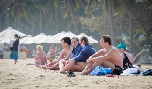 Theo nhiều chuyên gia ngành du lịch Nga, các bãi biển châu Á đẹp không kém gì so với Thổ Nhĩ Kỳ hay Ai Cập, giá cả, chất lượng dịch vụ cũng tương đương. Tuy nhiên, để đến được những khu vực này, khách Nga thường phải bay những chuyến dài và bắt buộc phải nối chuyến - Ảnh: Tuổi Trẻ.<br>