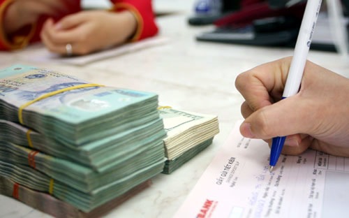 Báo cáo của Ngân hàng Nhà nước nêu định hướng chung rằng, năm 2014 sẽ 
điều hành chủ động, linh hoạt các mức lãi suất chủ chốt để kiểm soát và 
điều tiết lãi suất thị trường phù hợp với diễn biến kinh tế vĩ mô, tiền 
tệ, đặc biệt là diễn biến lạm phát, góp phần ổn định thị trường tiền tệ.