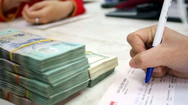 2014, lo lãi suất bị chèn lấn