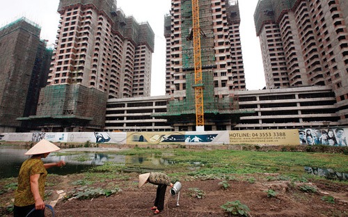 Theo lý giải của các doanh nghiệp, nguyên nhân chủ yếu khiến họ phải nợ tiền sử dụng đất là do "vướng giải phóng mặt bằng".<br>