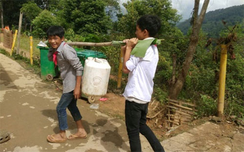 Trên nền núi đá, đồng bào Nậm Sài không thể tự khoan, đào giếng để phục 
vụ một trong những nhu cầu cơ bản nhất của cuộc sống hàng ngày. Tới đây,
 48 giếng khoan sẽ phủ đến 7 thôn của xã.