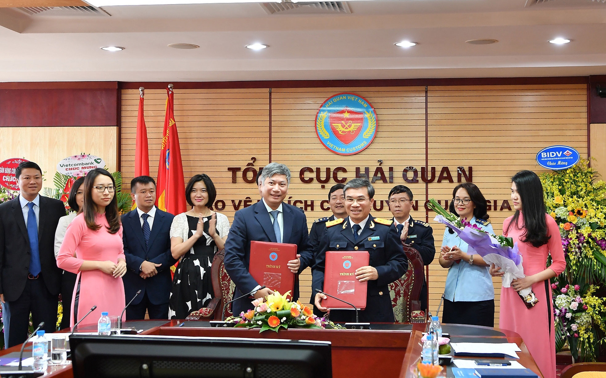 Lễ ký phối hợp triển khai dịch vụ nộp thuế hải quan điện tử giữa Vietcombank với Tổng cục Hải Quan.