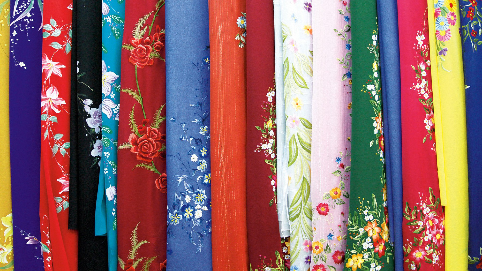 Tổng lượng nhập khẩu chính ngạch của mặt hàng khăn tơ tằm và vải tơ tằm từ Trung Quốc về Việt Nam khá khiêm tốn, năm 2015 đạt 4 triệu USD, năm 2016 giảm xuống 2,3 triệu USD và 9 tháng năm nay chỉ còn 1,2 triệu USD. 