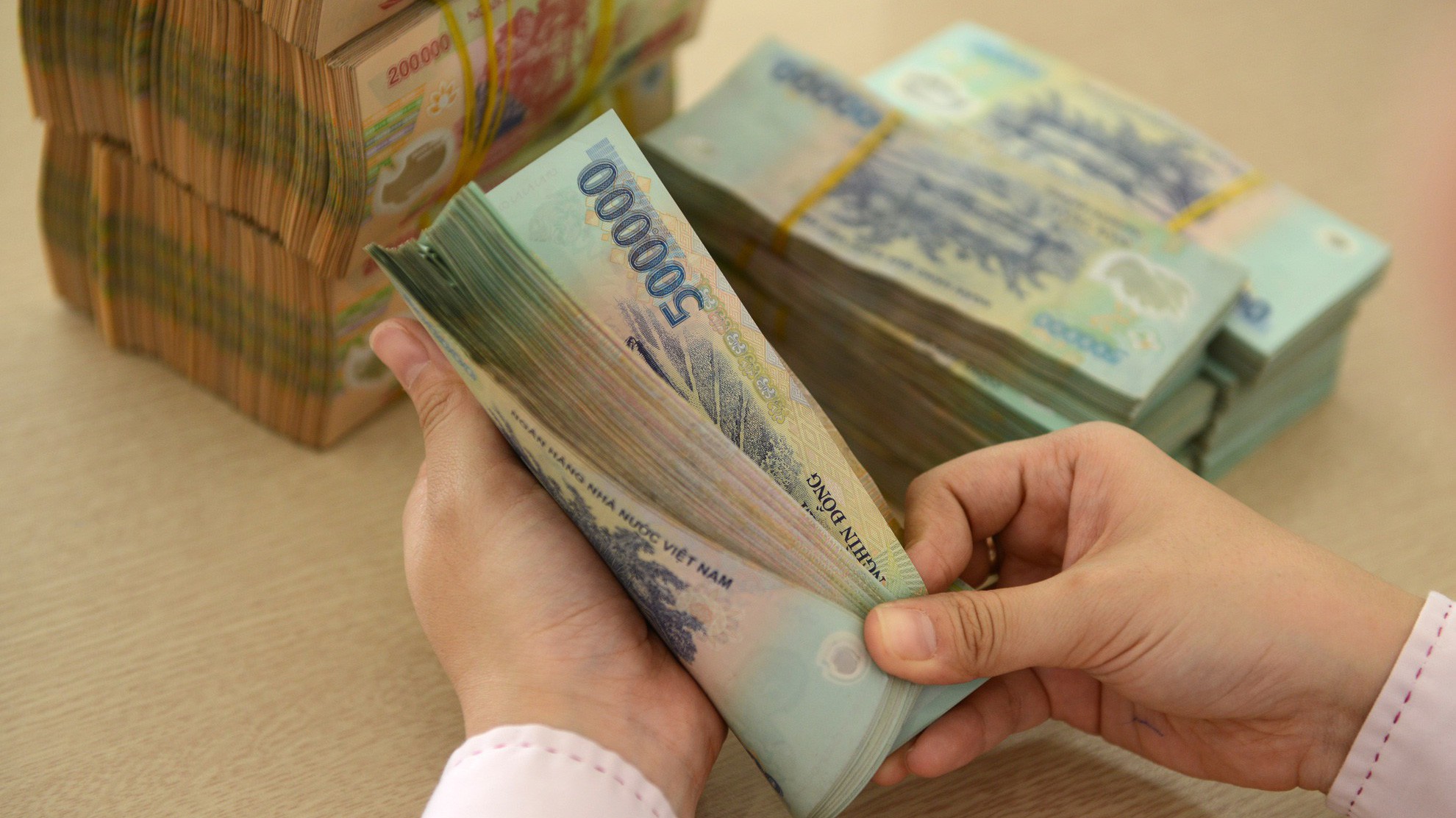 Ngân hàng Nhà nước cho biết, thời gian qua đã phát sinh việc nhiều tổ chức tín dụng mua trái phiếu doanh nghiệp phát hành với mục đích để cơ cấu lại nợ, tiềm ẩn nhiều rủi ro.