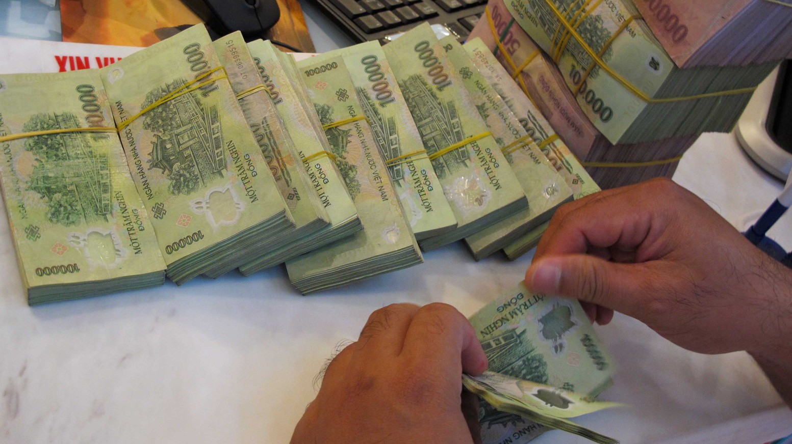 Với tỷ lệ đã thực hiện 12,69% sau 10 tháng, 8-9% tăng trưởng tín dụng là mức độ lớn chỉ trong hai tháng còn lại của năm theo chỉ tiêu Chính phủ đề ra.