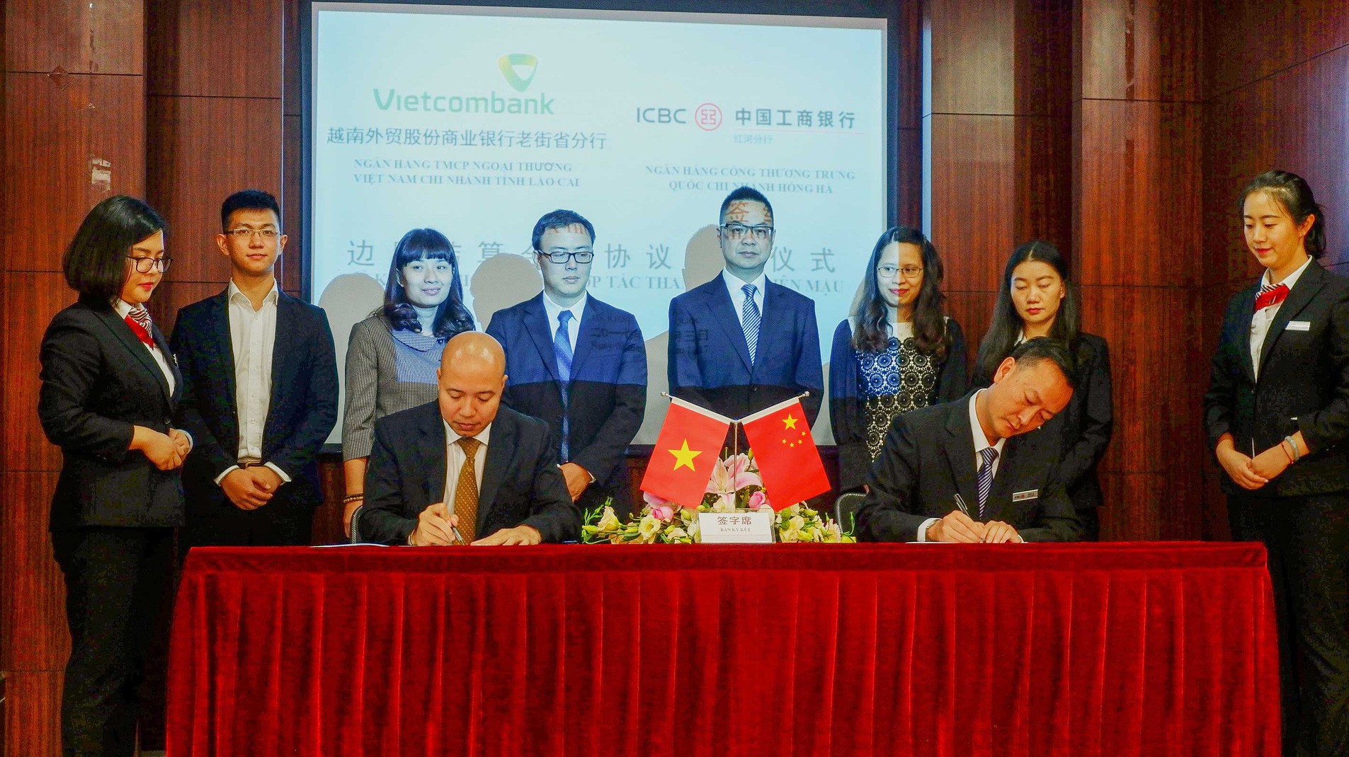 Lễ ký thỏa thuận hợp tác giữa Vietcombank Lào Cai và ICBC Hồng Hà.