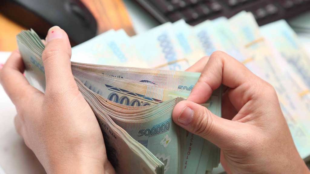 Trả lời chất vấn Quốc hội tuần qua, Thống đốc Lê Minh Hưng khẳng định, trong bất cứ trường hợp nào xử lý các phương án đối với các tổ chức tín dụng, mục tiêu đầu tiên phải đảm bảo là an ninh kinh tế, đảm bảo trật tự an toàn xã hội, đảm bảo an toàn hệ thống ngân hàng, cùng giữ được lòng tin của người gửi tiền và bảo vệ quyền và lợi ích hợp pháp của người gửi tiền - Ảnh: Thanh Niên.