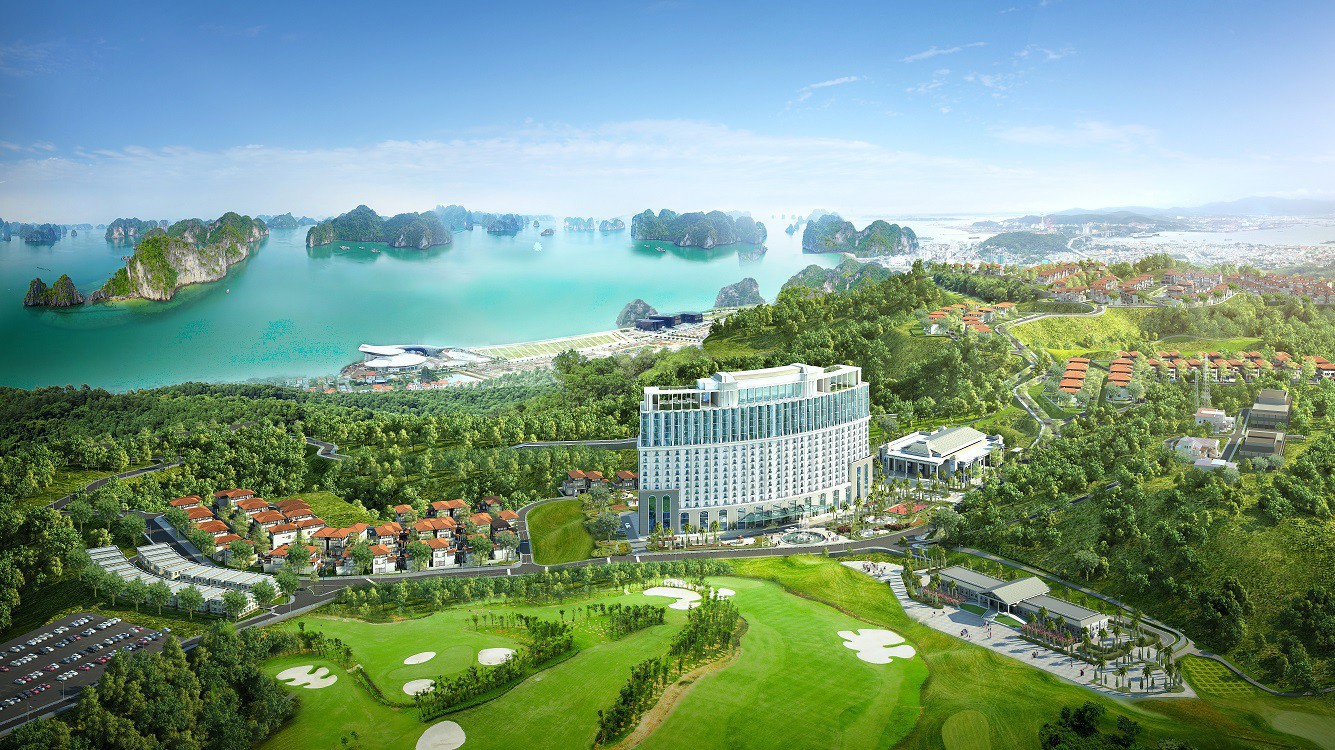 Đang trong giai đoạn thi công cuối cùng, FLC Grand Hotel Hạ Long dự kiến khai trương tháng 4/2018. Không chỉ có được tầm nhìn đẹp từ "nóc nhà Hạ Long", khách hàng sở hữu condotel còn có cơ hội trải nghiệm nhiều chức năng độc đáo như sảnh "check in" nằm trên tầng 18, thang máy riêng cho khách hàng, cùng hàng chục tiện ích cao cấp tích hợp trong khu quần thể.