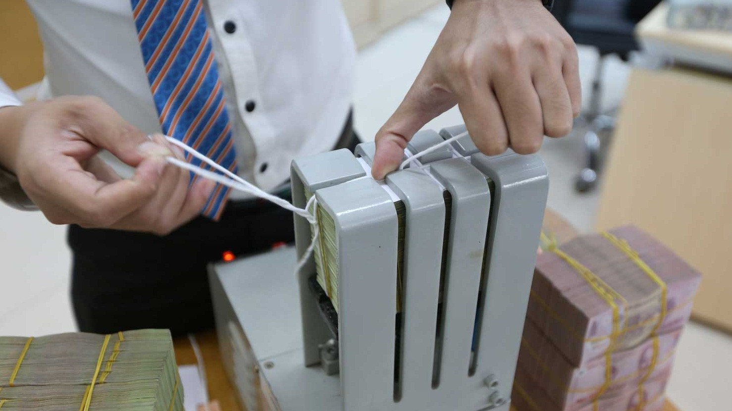 Hoạt động phát hành tín phiếu hút bớt tiền về thường được Ngân hàng Nhà nước đẩy mạnh sau mỗi đợt mua vào lượng lớn ngoại tệ, để trung hòa bớt tác động lượng tiền đưa ra - Ảnh: Quang Phúc.